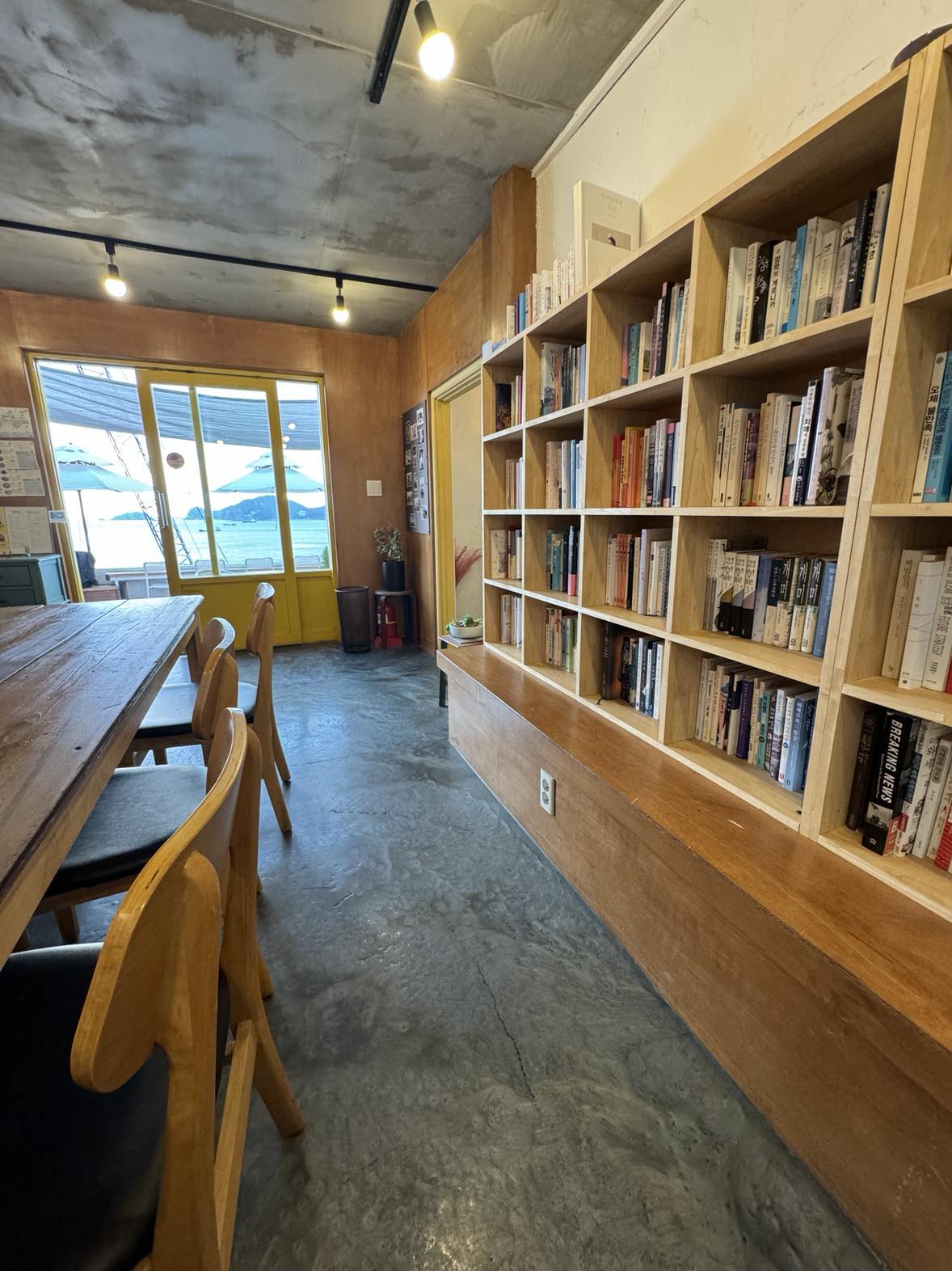 Cute Book Cafe